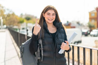 Tecrit edilmiş genç bayan öğrenci harika bir fikre işaret ediyor.