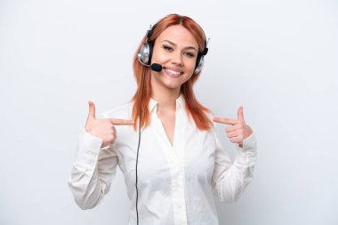 Tele pazarlamacı Rus kız beyaz arka planda izole edilmiş gururlu ve kendini beğenmiş bir kulaklıkla çalışıyor.