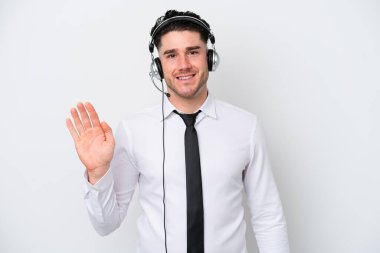 Beyaz arka planda izole edilmiş beyaz pazarlamacı mutlu bir ifadeyle selamlıyor.