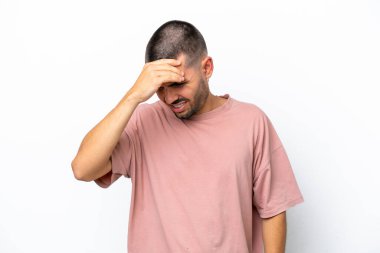 Beyaz arka planda başı ağrıyan genç beyaz bir adam.
