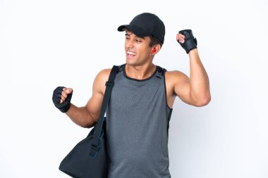 Spor çantalı beyaz tenli genç adam zaferi kutluyor.