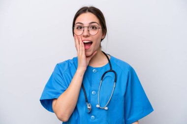Doktor kadın, beyaz arka planda şaşırtıcı ve şok olmuş yüz ifadesiyle izole edilmiş aletler tutuyor.