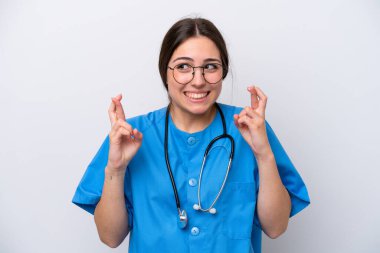 Doktor kadının elinde beyaz arka planda izole edilmiş aletler var.