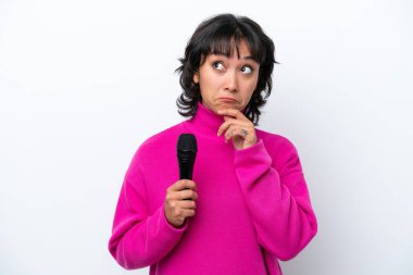 Genç Arjantinli şarkıcı kadın beyaz arka planda izole edilmiş şüpheleri var.