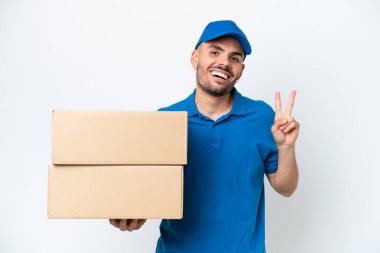 Beyaz arka planda izole edilmiş beyaz bir adam. Gülümsüyor ve zafer işareti gösteriyor.