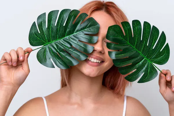 Beyaz arka planda izole edilmiş genç bir Rus kızı elinde mutlu bir ifadeyle bir palmiye yaprağı tutuyor. Portreyi kapat