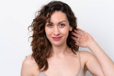 Beyaz arka planda soyutlanmış beyaz bir kadın. Portreyi kapat