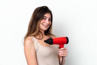 Beyaz arka planda izole edilmiş saç kurutma makinesi tutan beyaz bir kadın.