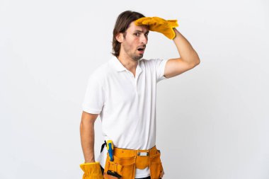 Arka planda kalan genç elektrikçi yan tarafa bakarken sürpriz jest yapıyor.