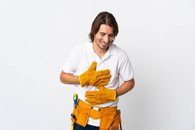 Tecrit edilmiş arka planda yaşayan genç elektrikçi çok gülümsüyor.