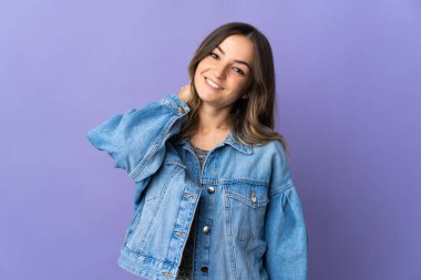 Genç Romen kadın, mor arka planda yalnızken gülüyor