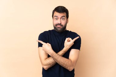 Kafkasyalı yakışıklı adam soyutlanmış arka planda şüpheleri var.