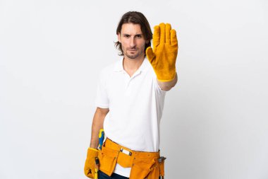 Genç elektrikçi, izole edilmiş arka planda durma hareketi yapıyor.