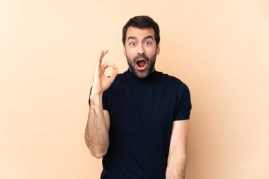 Kafkas yakışıklı adam tecrit edilmiş geçmişinde şaşırmış ve iyi işaretler gösteriyor.