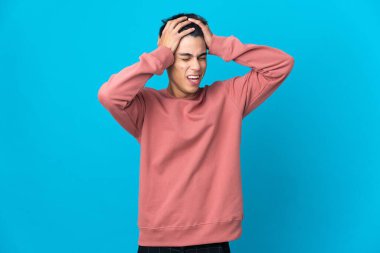 Soyutlanmış mavi arka plan aşırı stresli genç adam