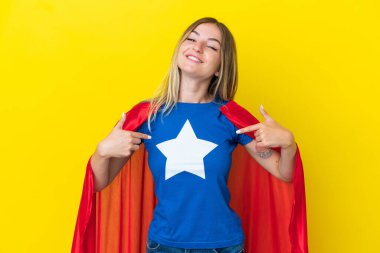 Süper kahraman Romen kadın sarı arka planda yalnız gururlu ve kendinden memnun