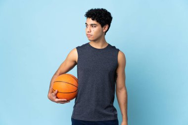 Venezuelalı basketbolcu izole edilmiş arka planda yan tarafa bakıyor.