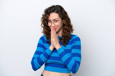 Beyaz arka planda izole edilmiş genç beyaz kadın avuç içlerini bir arada tutuyor. İnsan bir şey ister.