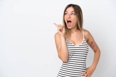 Genç Romen kadın, bir yandan parmağını kaldırırken diğer yandan da çözümü gerçekleştirme niyetinde olan beyaz arka planda izole edilmiş