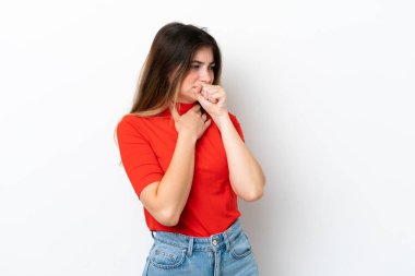 Beyaz arka planda izole edilmiş genç beyaz kadın çok öksürüyor.