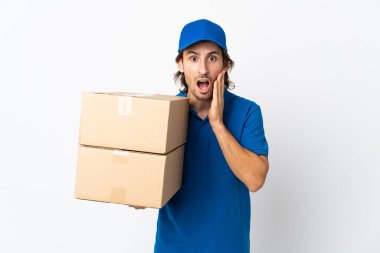 Teslimatçı beyaz arka planda izole edilmiş, şaşırmış ve şok olmuş bir yüz ifadesi var.