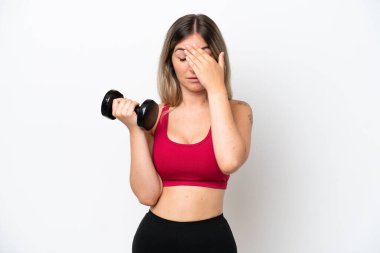 Genç Romen spor kadını halter kaldırıyor. Beyaz arka planda izole edilmiş, yorgun ve hasta bir ifadeyle.
