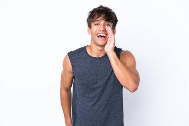 Beyaz arka planda izole edilmiş genç beyaz adam ağzı açık bağırıyor.