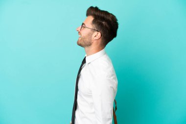 İzole edilmiş arka planda gülen bir iş adamı.