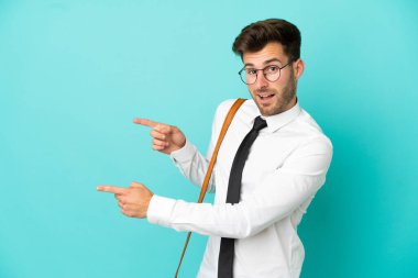 Tecrit edilmiş iş adamı şaşırmış ve parmakla göstermiş.