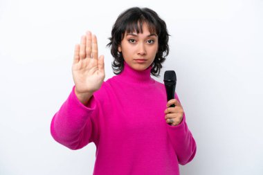 Genç Arjantinli şarkıcı kadın beyaz arka planda izole edilmiş.