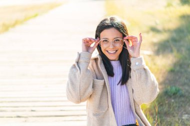 Açık havada genç bir kadın Neşeli gözlükleriyle