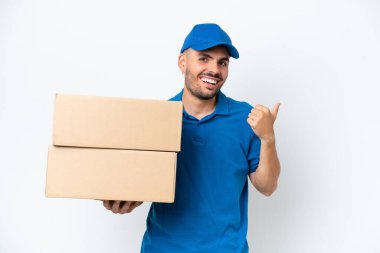 Beyaz arka planda izole edilmiş beyaz bir adam bir ürün sunmak için kenarı işaret ediyor.