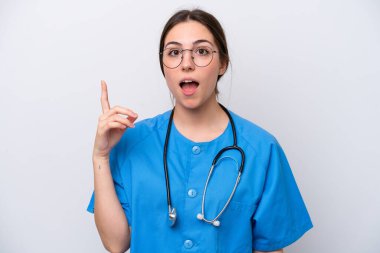 Doktor kadının elinde beyaz arka planda izole edilmiş aletler var.