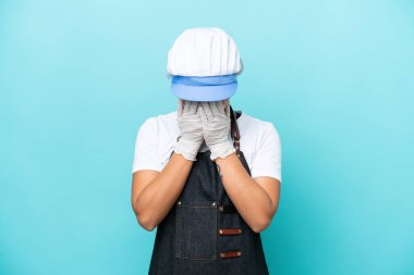 Arjantinli kadın yorgun ve hasta bir ifadeyle mavi arka planda izole edilmiş.