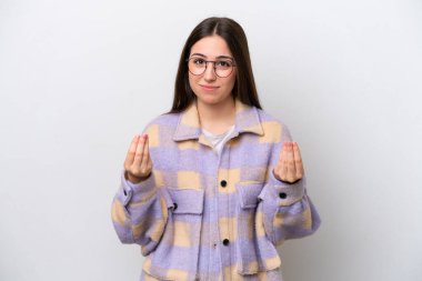 Beyaz arka planda izole edilmiş genç bir kız para hareketi yapıyor ama mahvoldu.