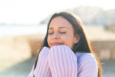 Açık havada genç kadın