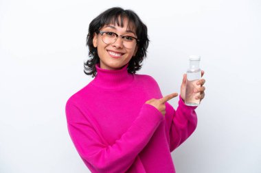 Stüdyo arka planında su şişesi tutan genç İspanyol kadın.