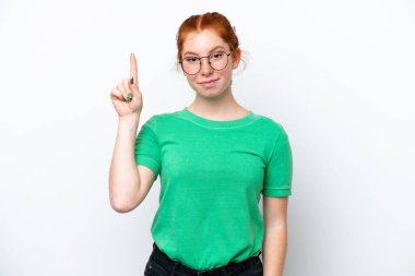 Beyaz arka planda izole edilmiş genç bir kadın harika bir fikre işaret ediyor.