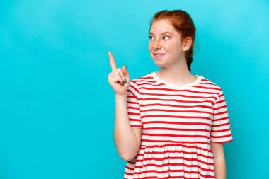 Mavi arka planda izole edilmiş genç, kırmızımsı bir kadın parmağını kaldırarak çözümü anlamaya çalışıyor.