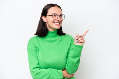 Beyaz arka planda izole edilmiş beyaz bir kadın harika bir fikre işaret ediyor.