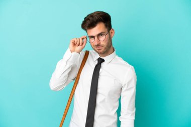 Gözlüklü ve mutlu bir iş adamı.