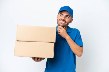 Beyaz arka planda izole edilmiş beyaz bir adam gülümserken yukarı bakıyor.