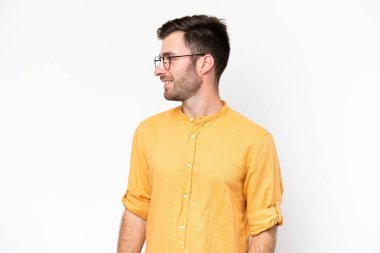 Beyaz arka planda izole edilmiş genç beyaz bir adam.