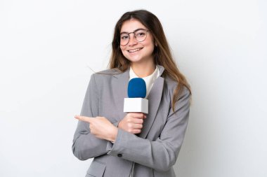 Beyaz arka planda izole edilmiş beyaz bir televizyon sunucusu.