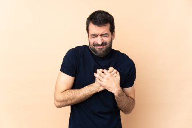 Kafkasyalı yakışıklı, soyutlanmış bir geçmişi var. Kalbinde bir ağrı var.