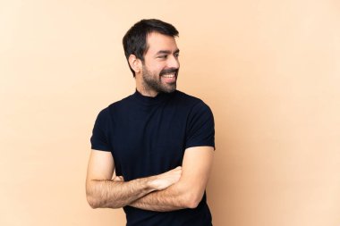 Kafkasyalı yakışıklı adam izole edilmiş, kolları bağlı ve mutlu.