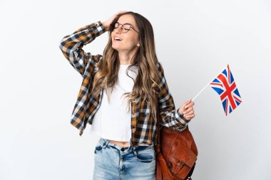 Beyaz arka planda izole edilmiş bir Birleşik Krallık bayrağı taşıyan genç Romen kadın çok gülümsüyor