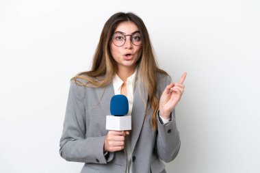 Beyaz arka planda izole edilmiş beyaz TV sunucusu genç kadın çözümü fark etmek için parmağını kaldırıyor.