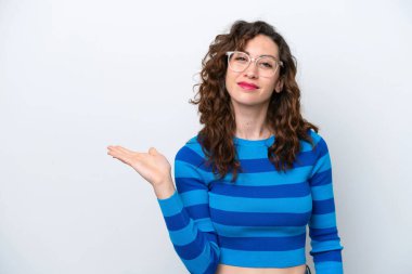 Beyaz arka planda izole edilmiş genç beyaz kadın bir ilan vermek için avucunun içinde hayali bir fotokopi makinesi tutuyor.