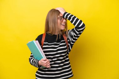 Sarı arka planda izole edilmiş genç bayan bir şey fark etti ve çözüme niyetlendi.